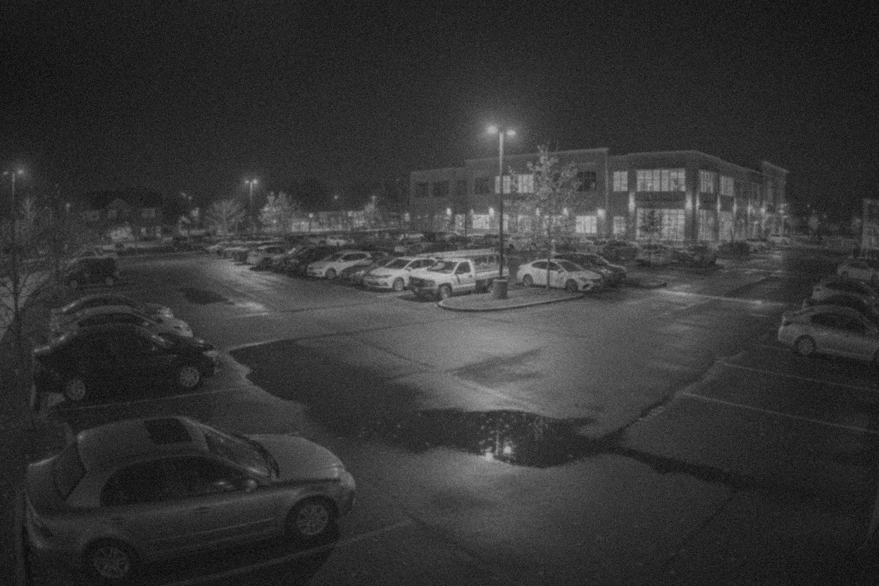 El mismo estacionamiento grabado con una cámara estándar, en blanco y negro