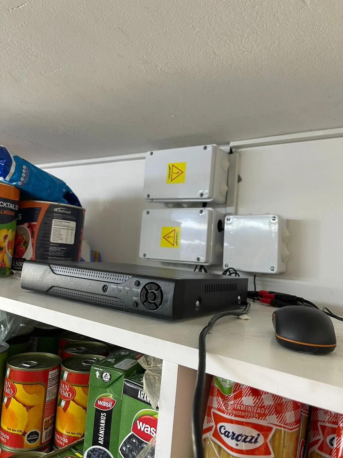 Grabador DVR instalado junto a cajas eléctricas estancas