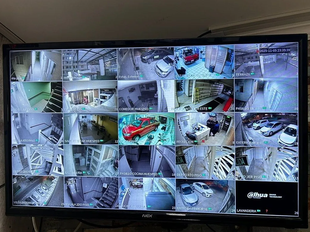 Monitor mostrando 26 cámaras en vivo de un hospedaje